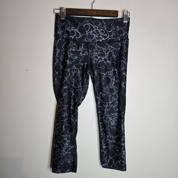 Under Armour Pants - Under Armour Black Marbled Compression Capris Womens Medium